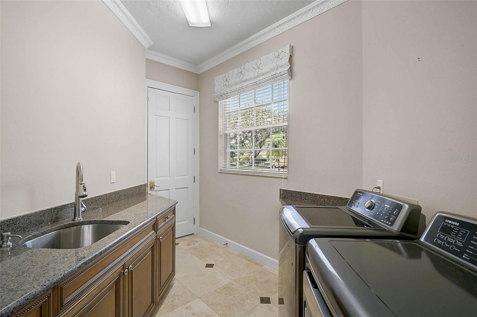 852 Macewen Dr Property Photo 38