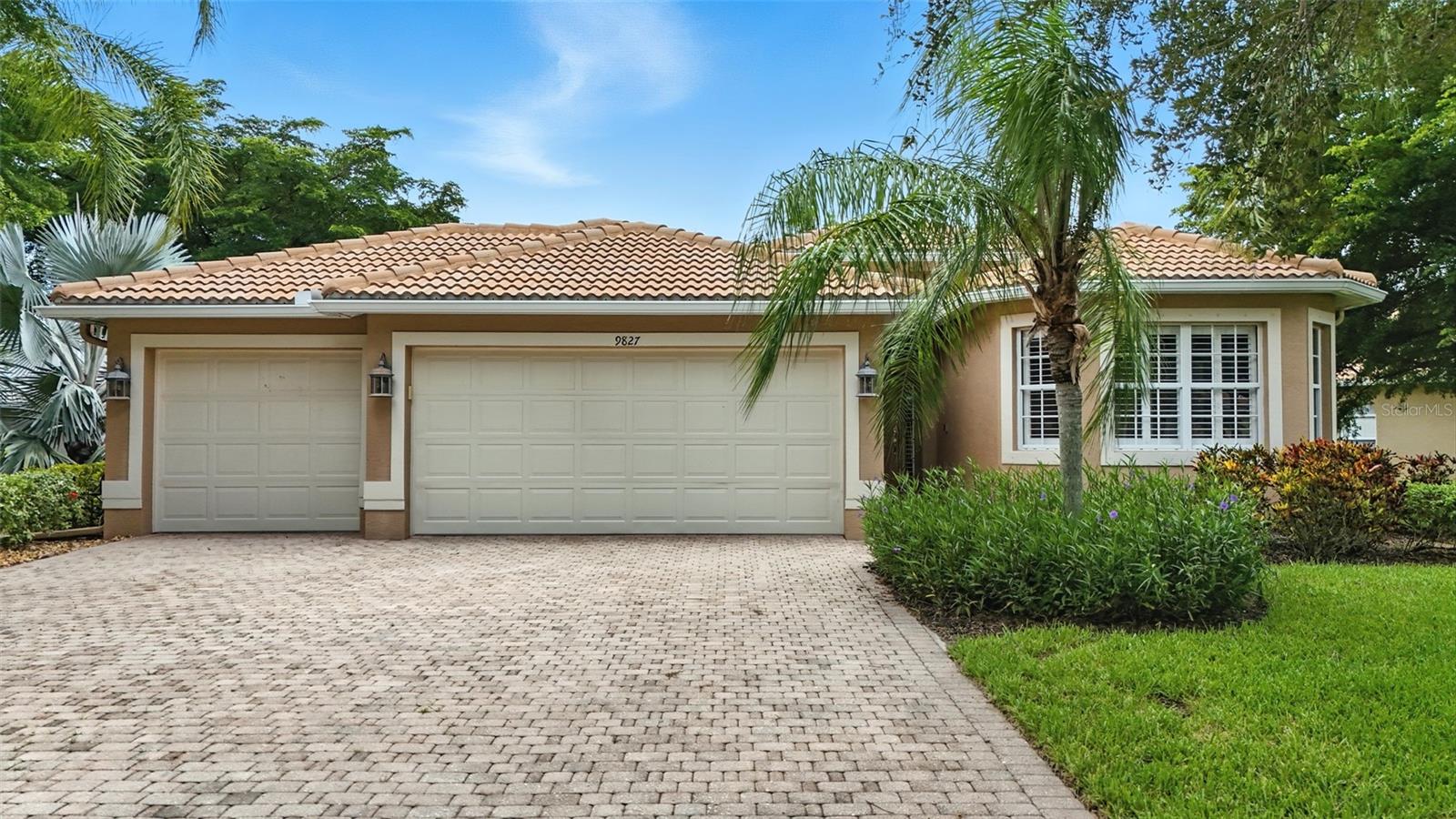 9827 Colonial Walk N Property Photo 1