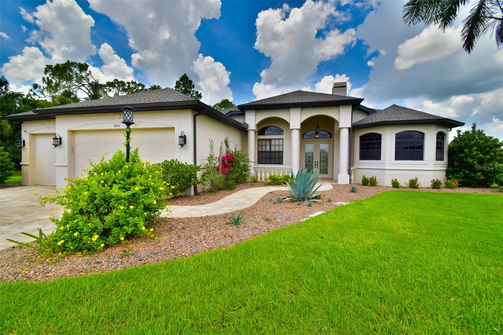 8201 Hunters Glen Cir Property Photo 1