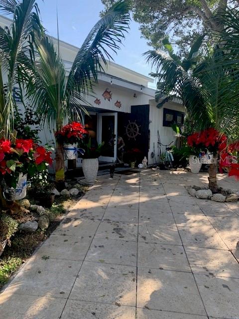 300 GARDEN LN Property Photo 1