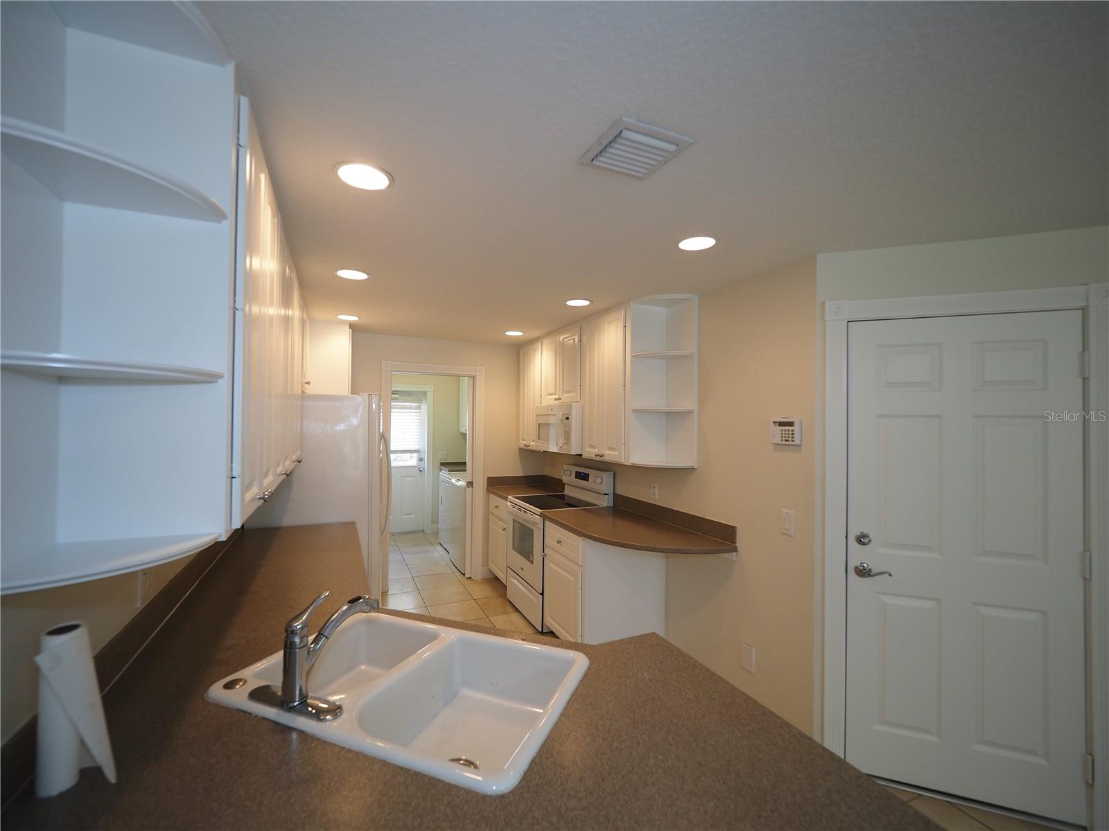 1533 Napoli Dr E Property Photo 6