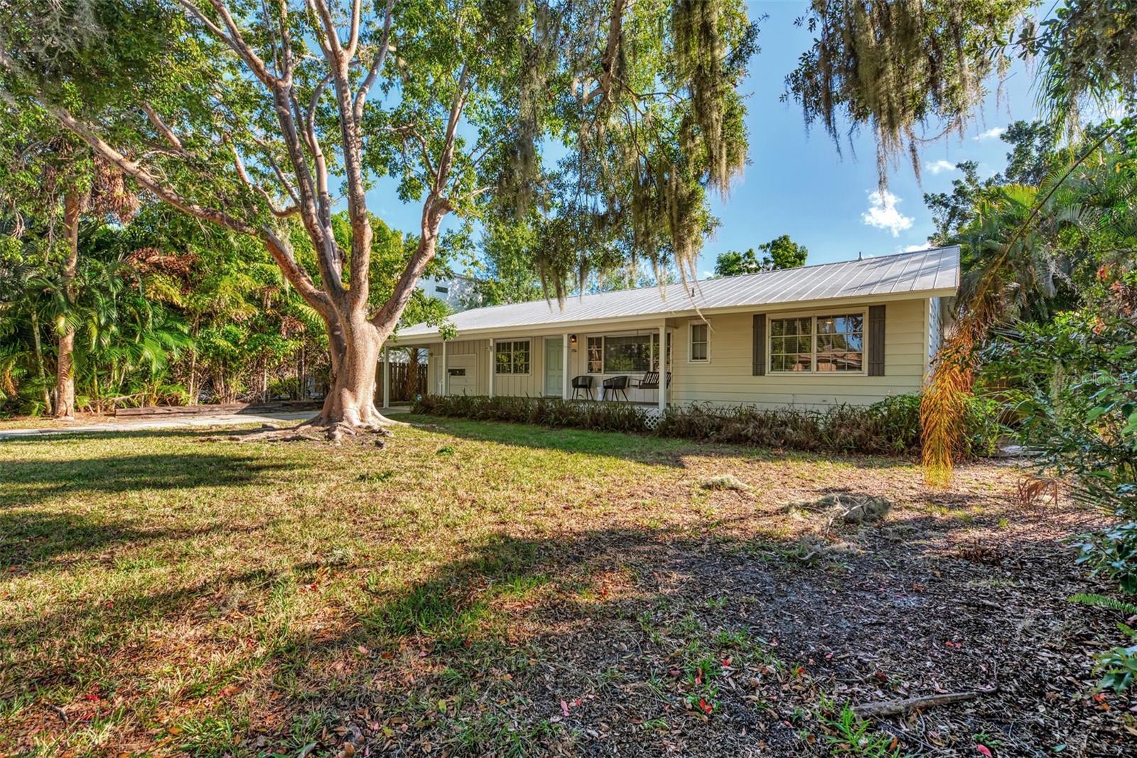 1726 Floyd St Property Photo 3