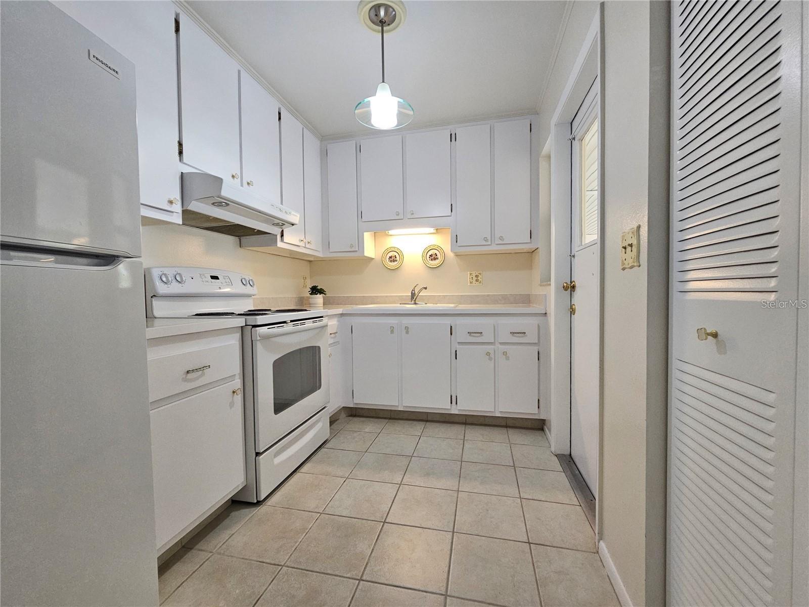390 301 Blvd W #5b Property Photo 12