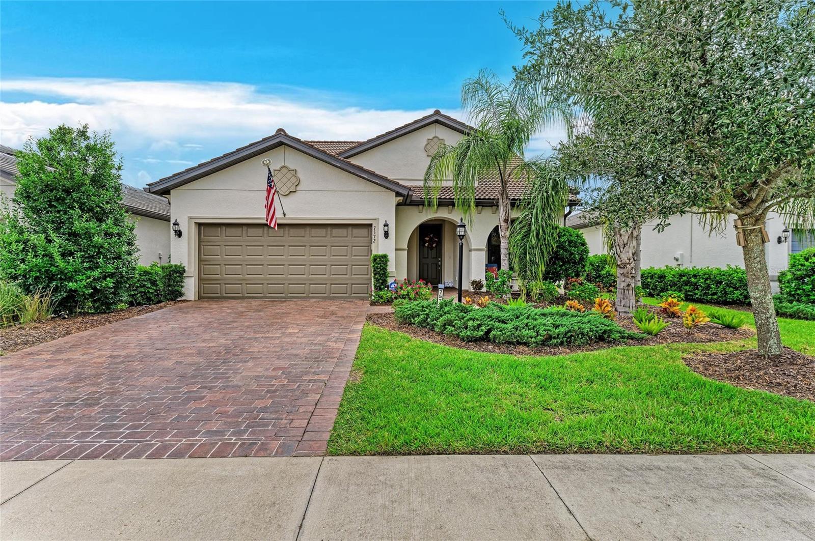 7572 Viola Loop Property Photo 1