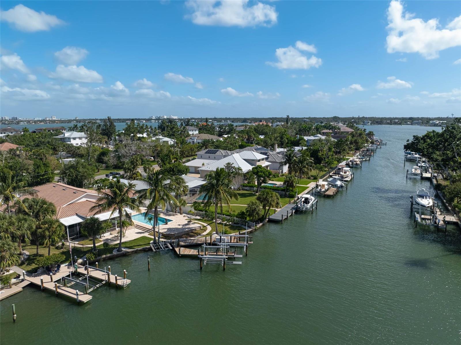 548 Siesta Dr Property Photo 3