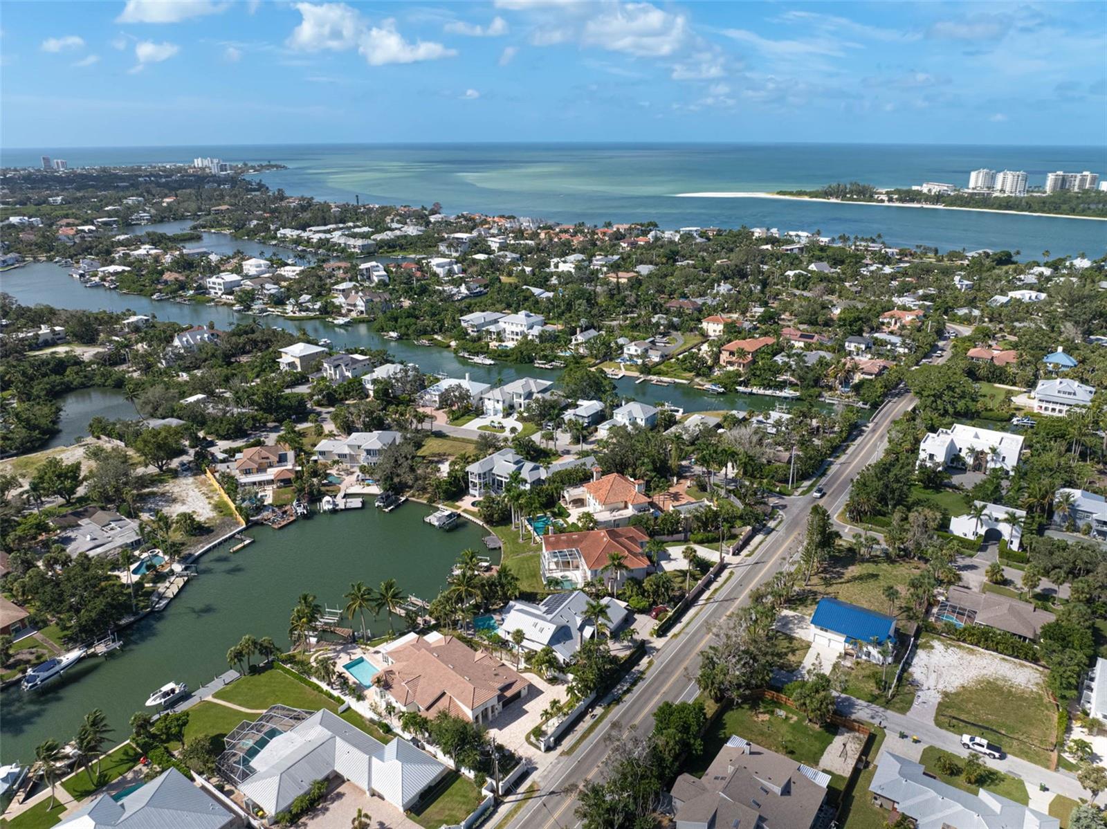 548 Siesta Dr Property Photo 4