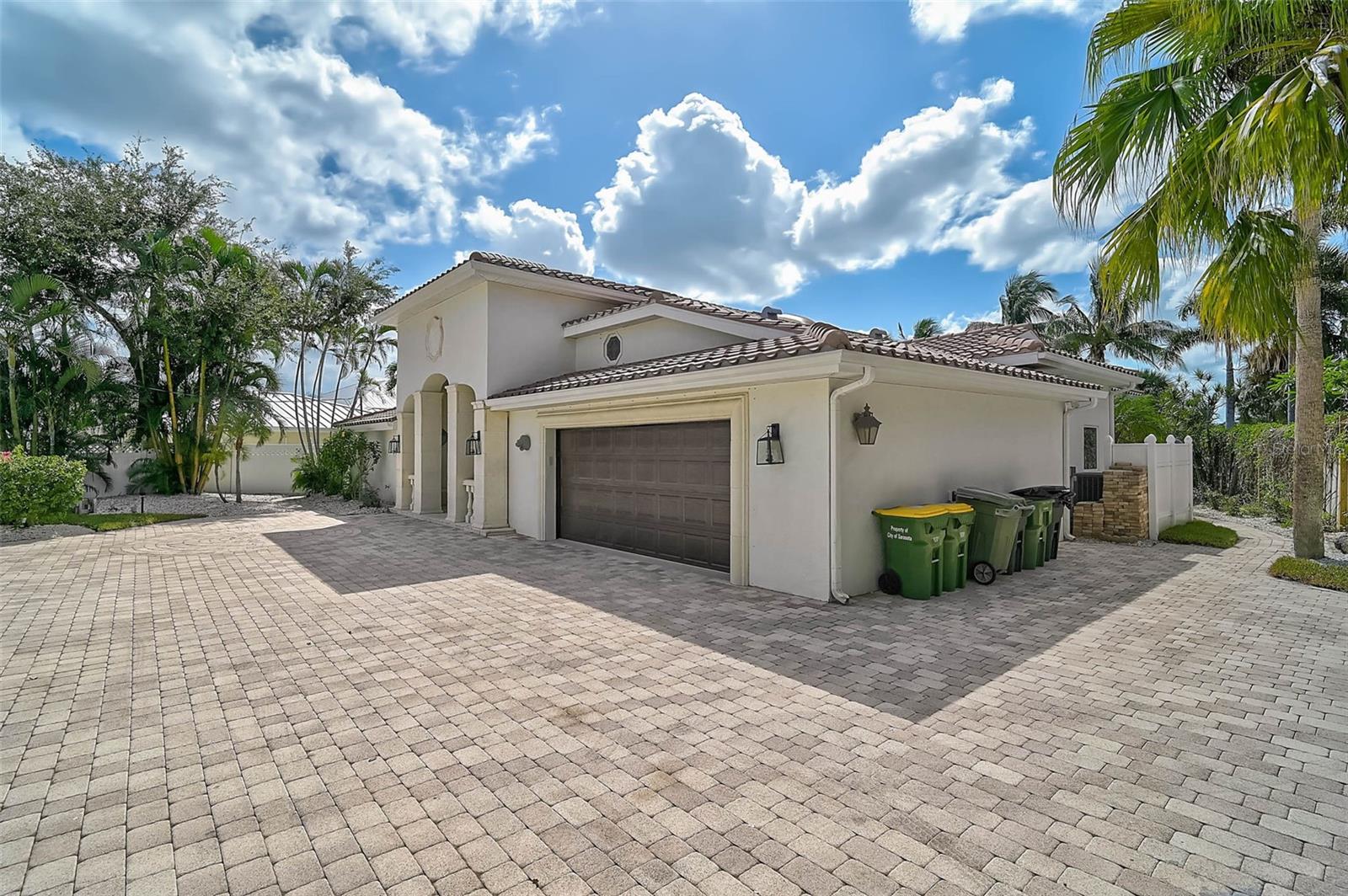 548 Siesta Dr Property Photo 5