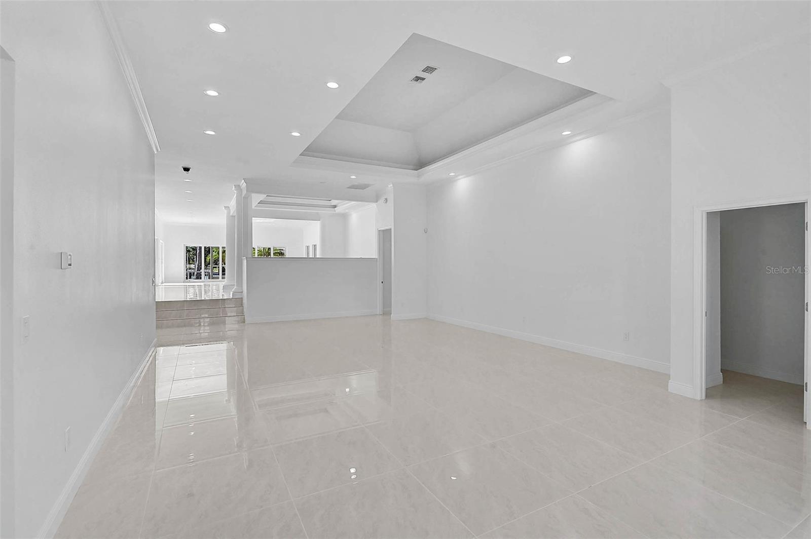 548 Siesta Dr Property Photo 8