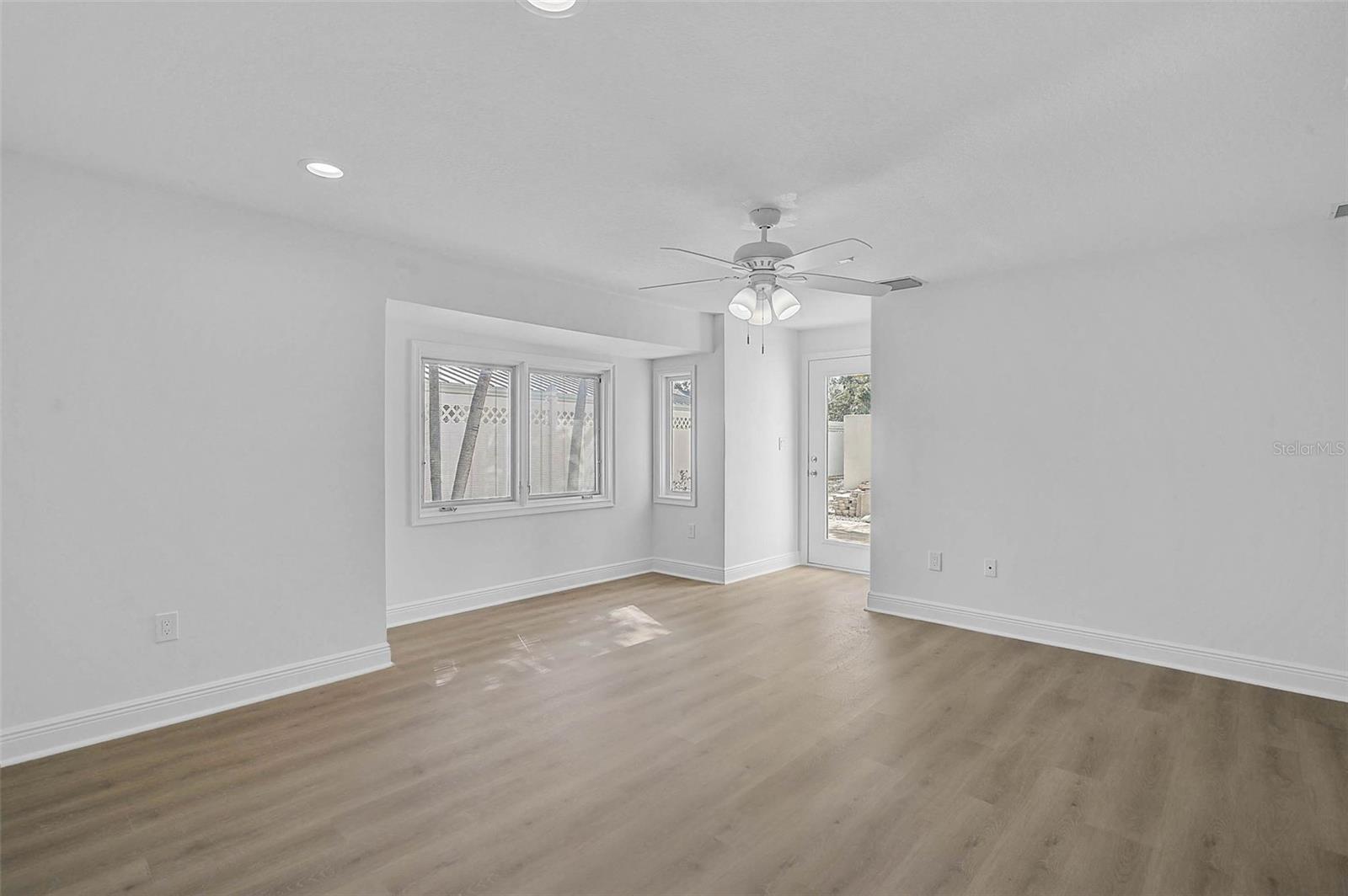 548 Siesta Dr Property Photo 11