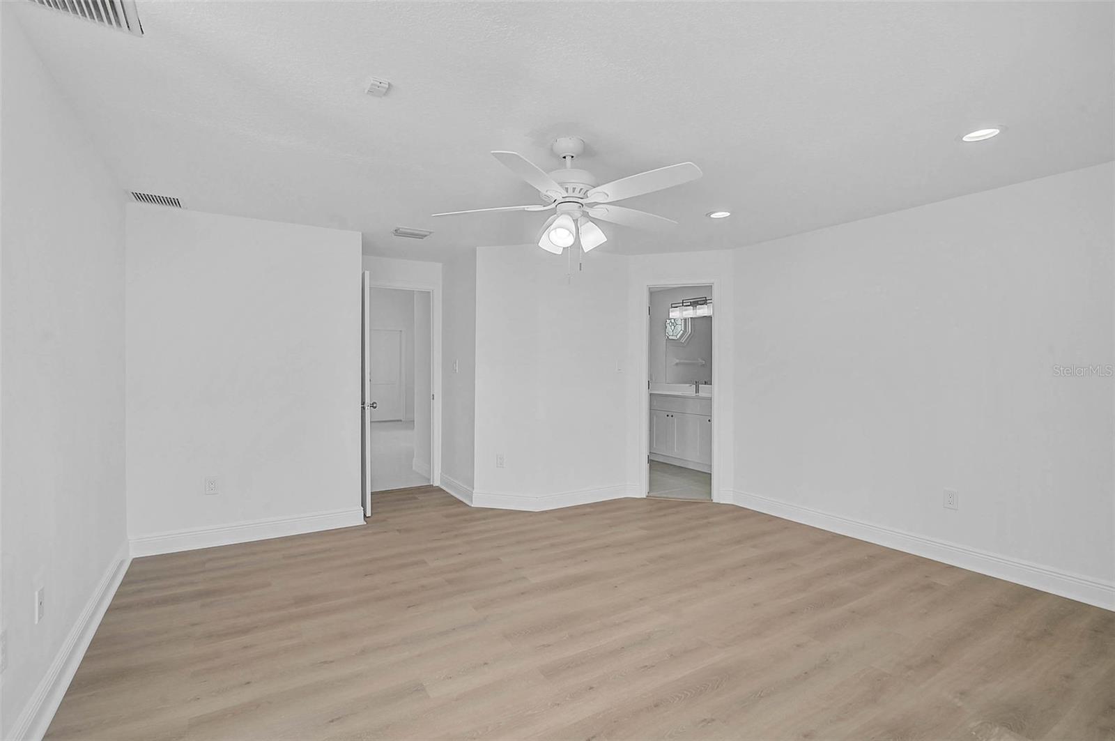 548 Siesta Dr Property Photo 12