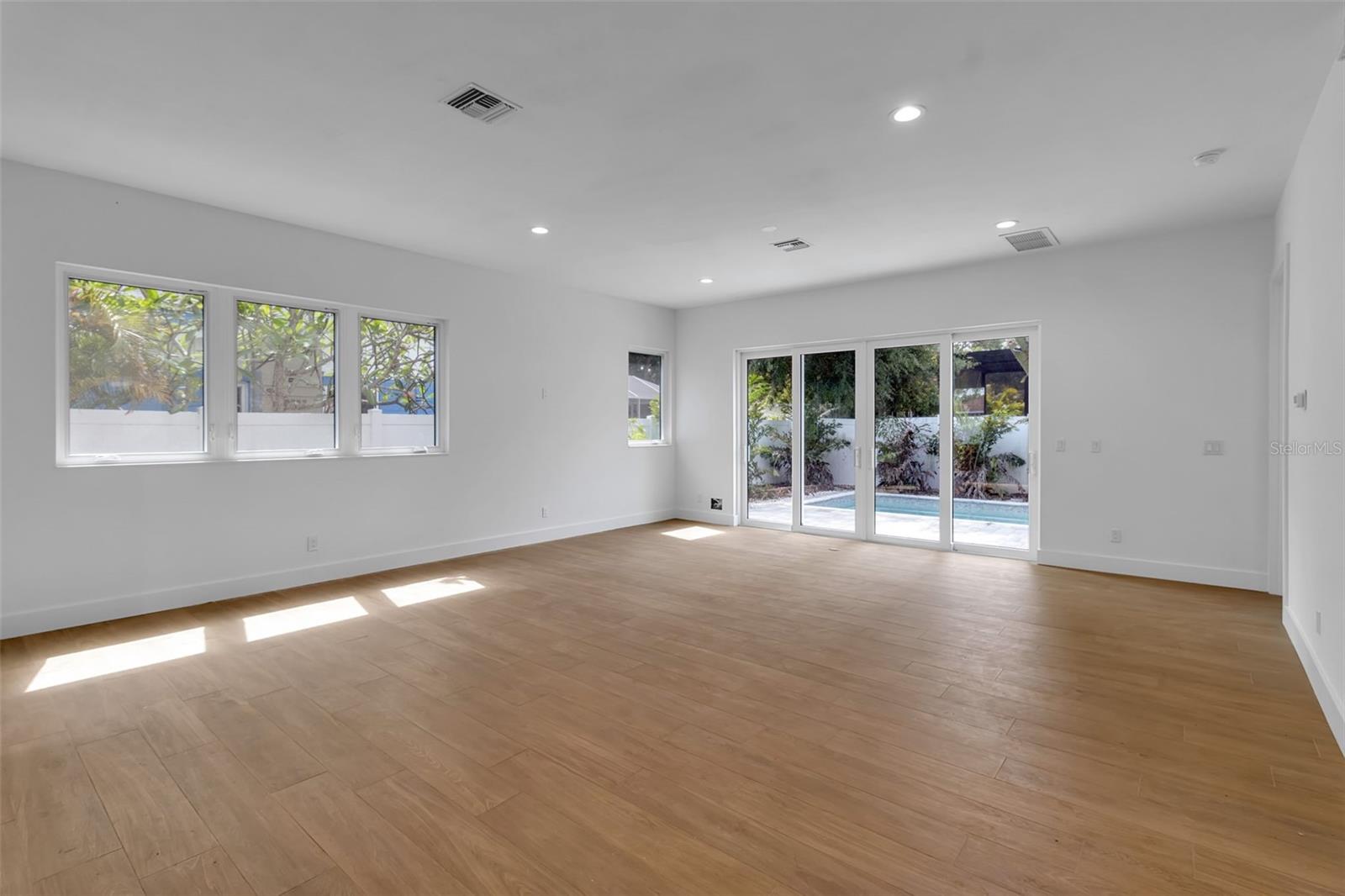 2516 Browning St Property Photo 8