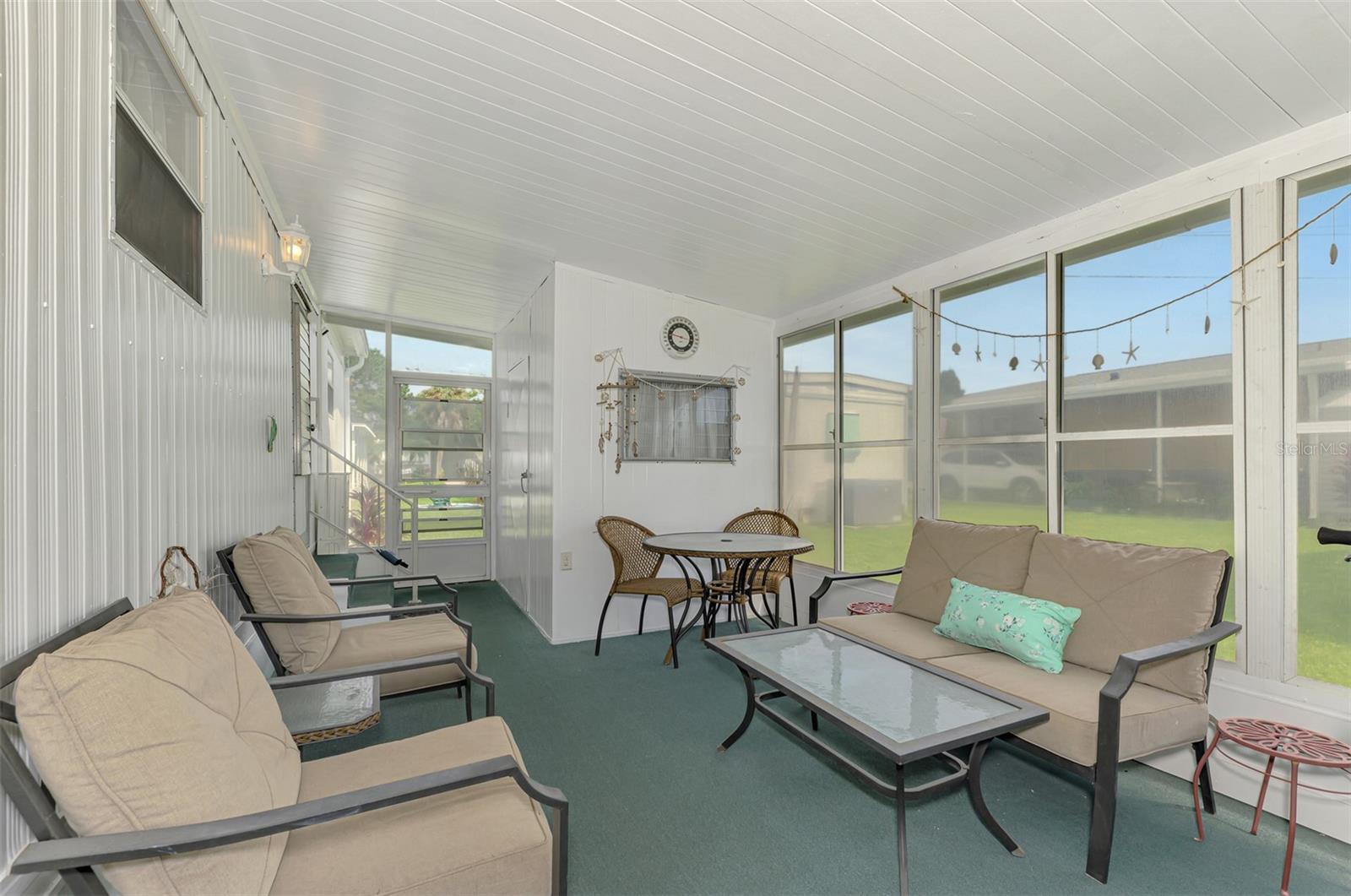 259 Inner Dr E Property Photo 5
