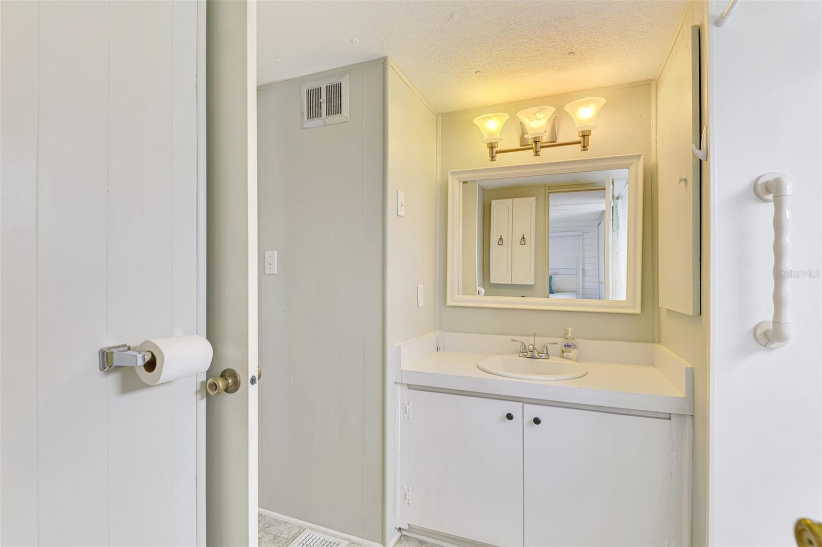 259 Inner Dr E Property Photo 17