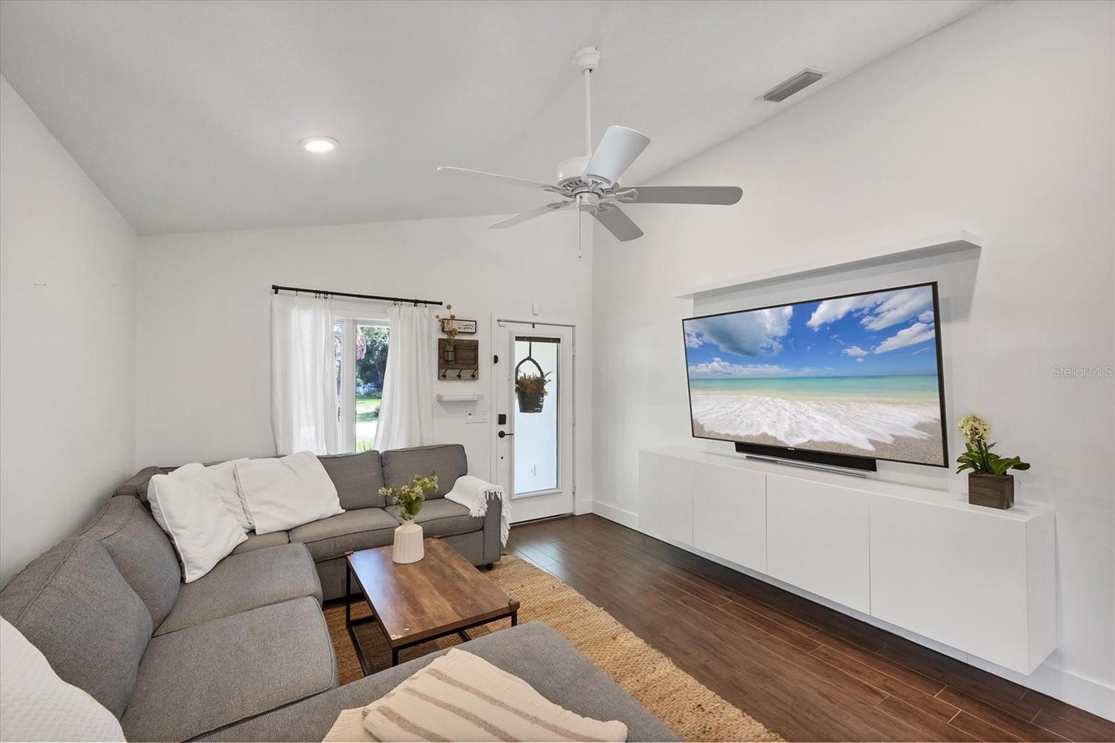 710 Hancock Ave Property Photo 6