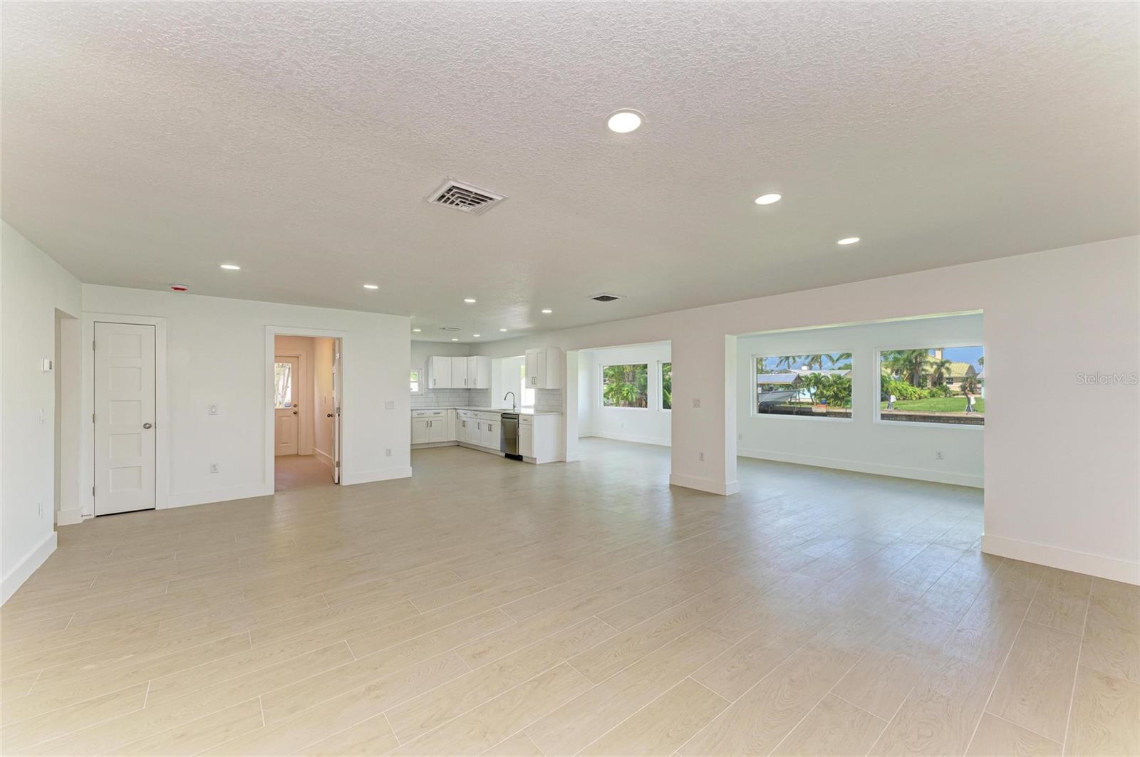 4412 Dolphin Ln Property Photo 9
