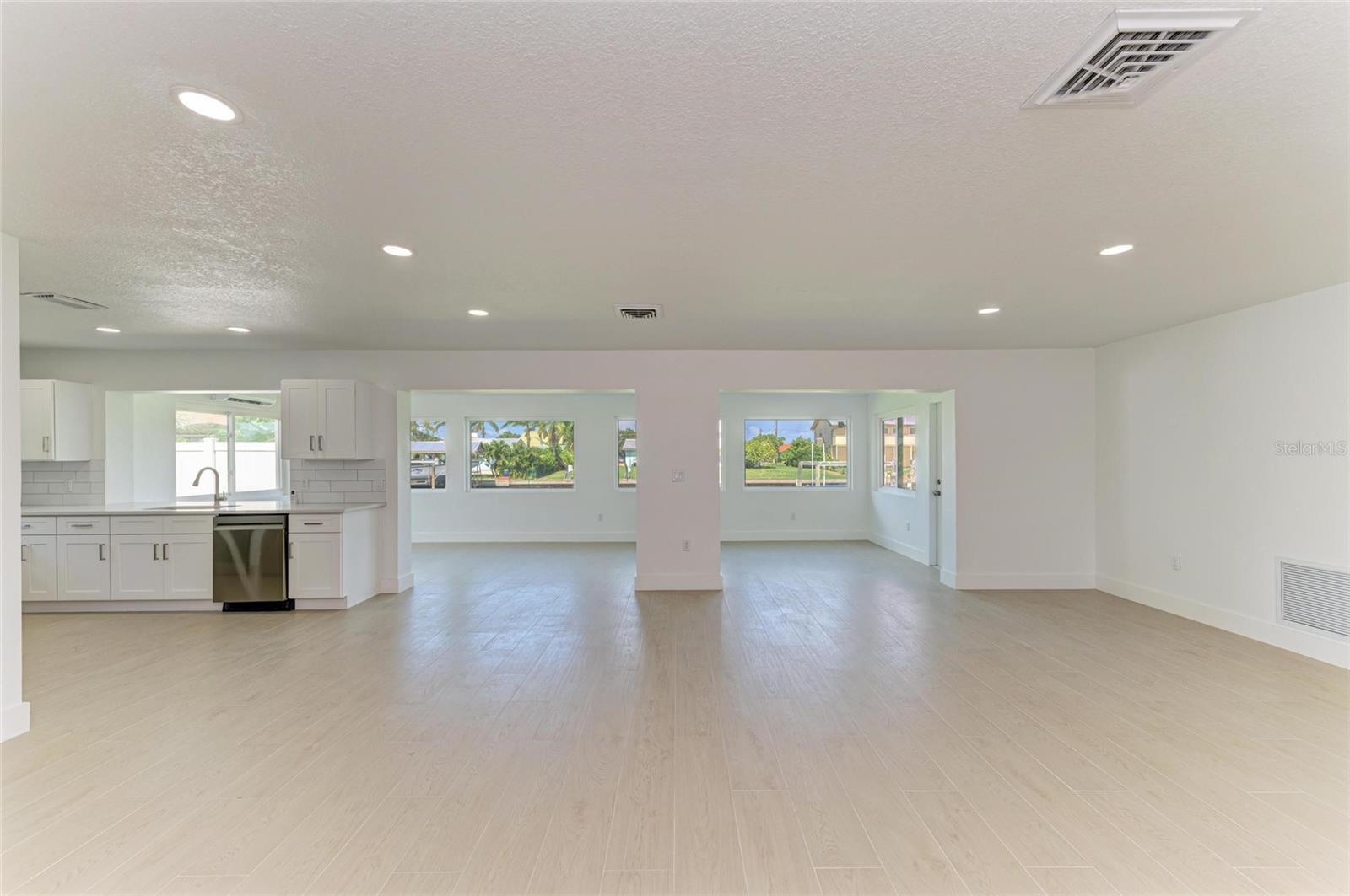 4412 Dolphin Ln Property Photo 11