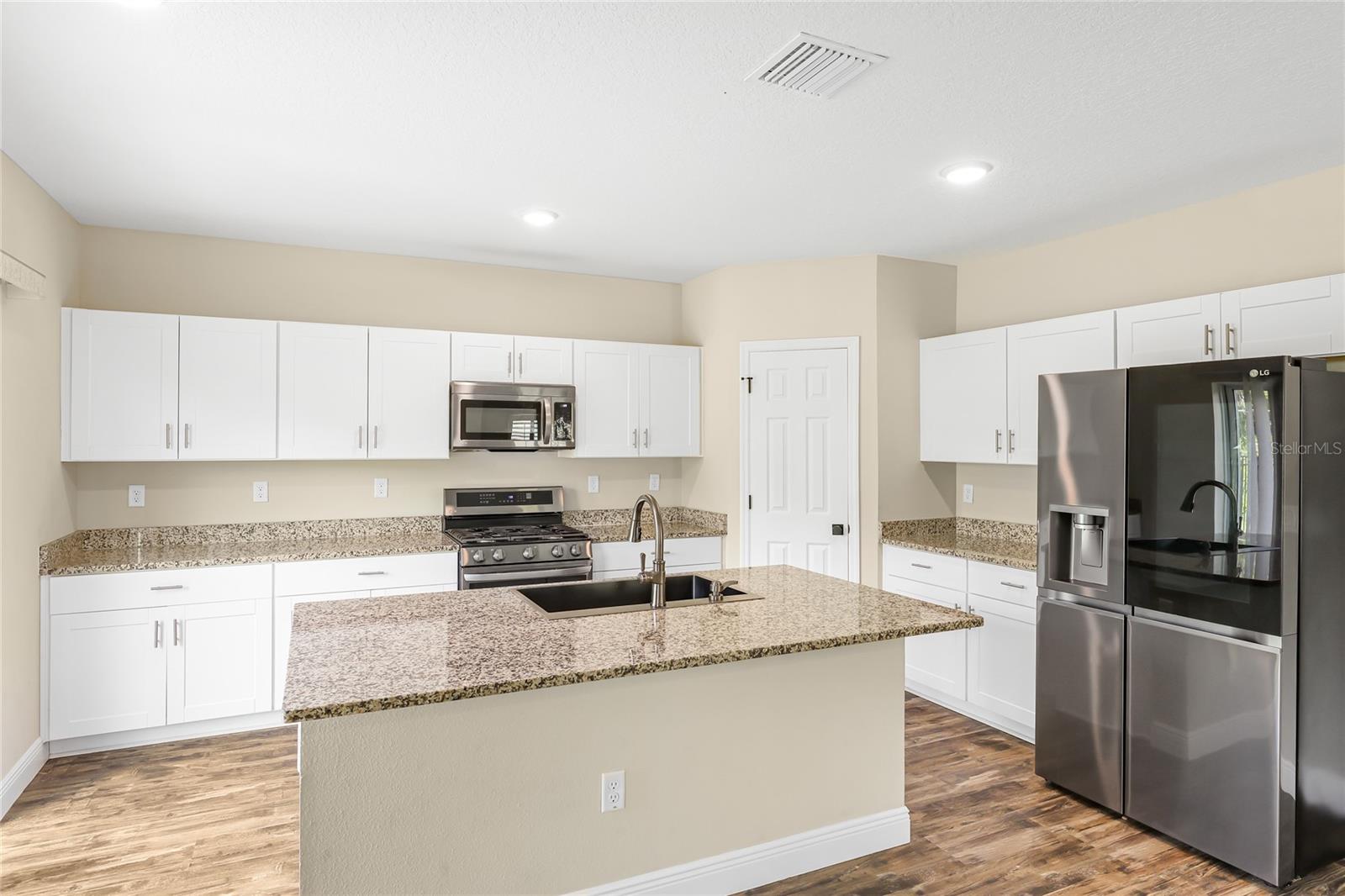 12816 Oak Hill Way Property Photo 9