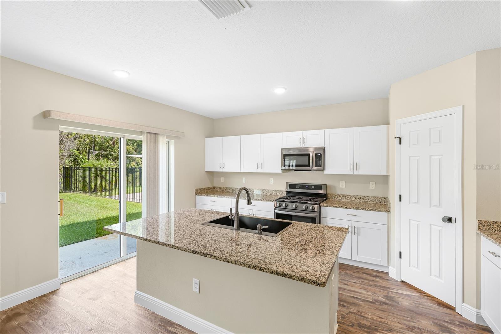 12816 Oak Hill Way Property Photo 10