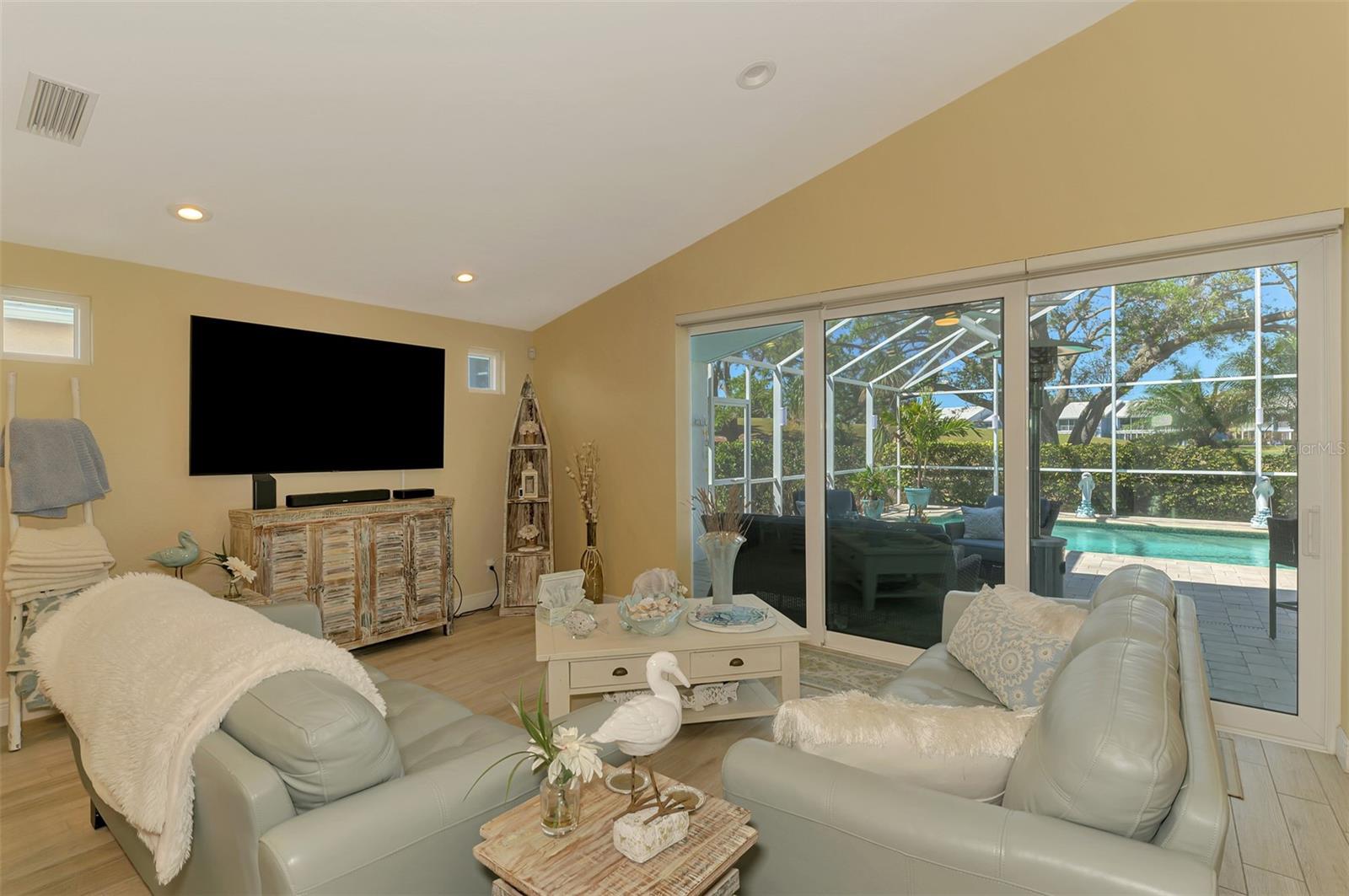 320 Bermuda Ct Property Photo 14