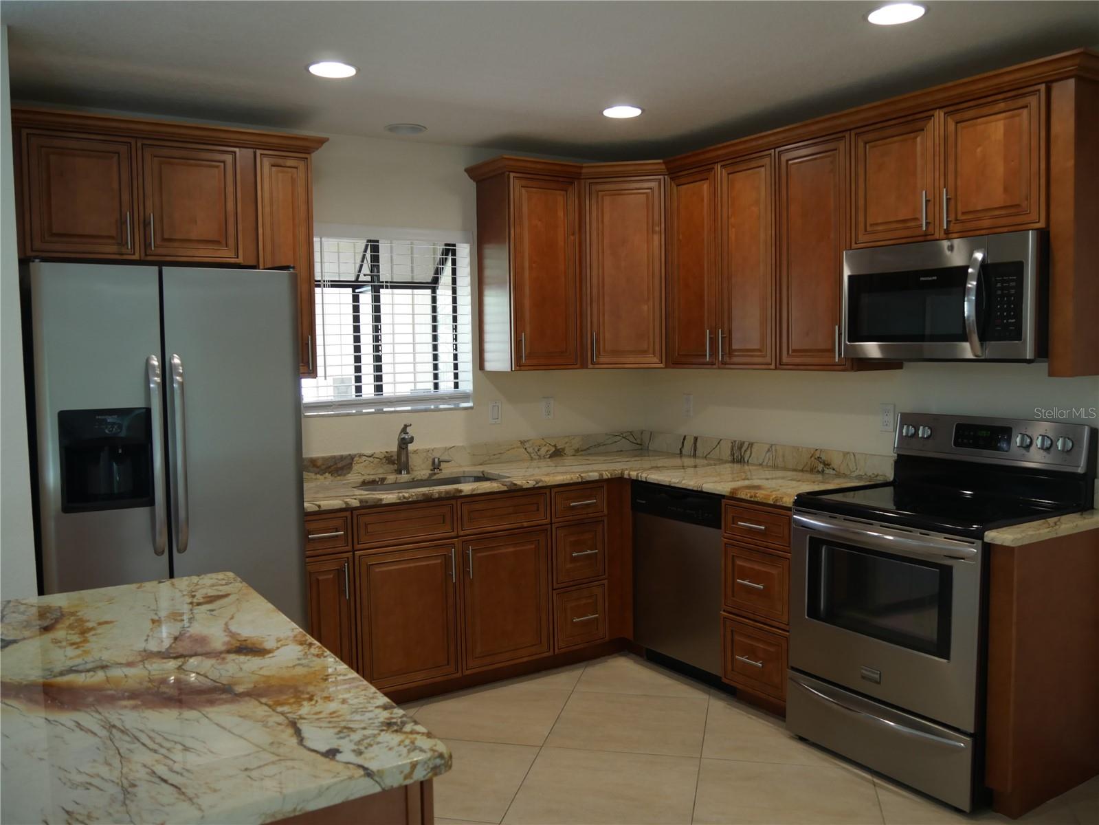 3026 Vinson Ave Property Photo 3