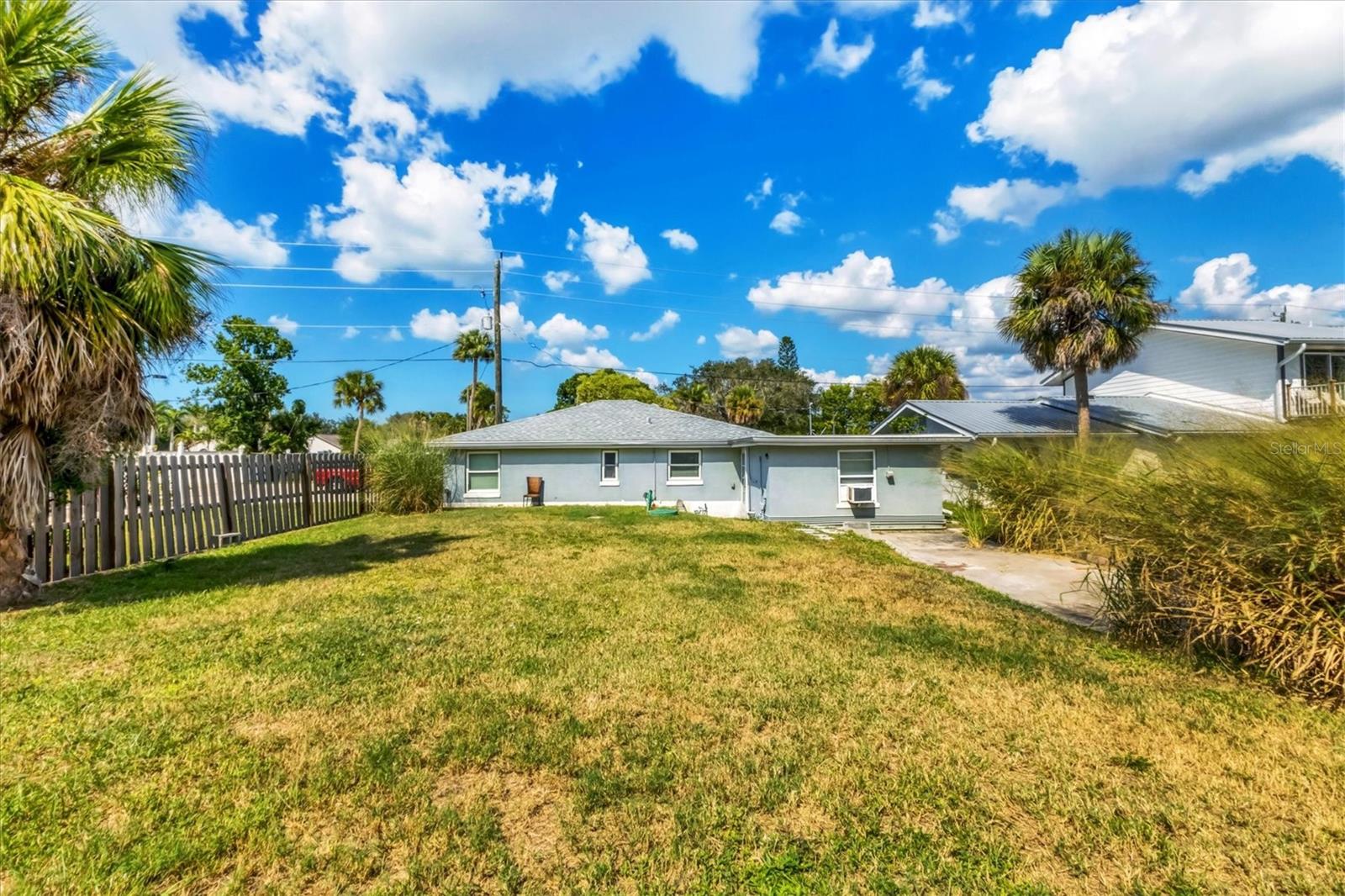 234/236 Colonia Ln E Property Photo 5