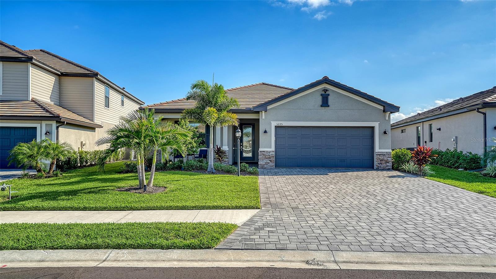 5225 BLUE CRUSH Property Photo 1
