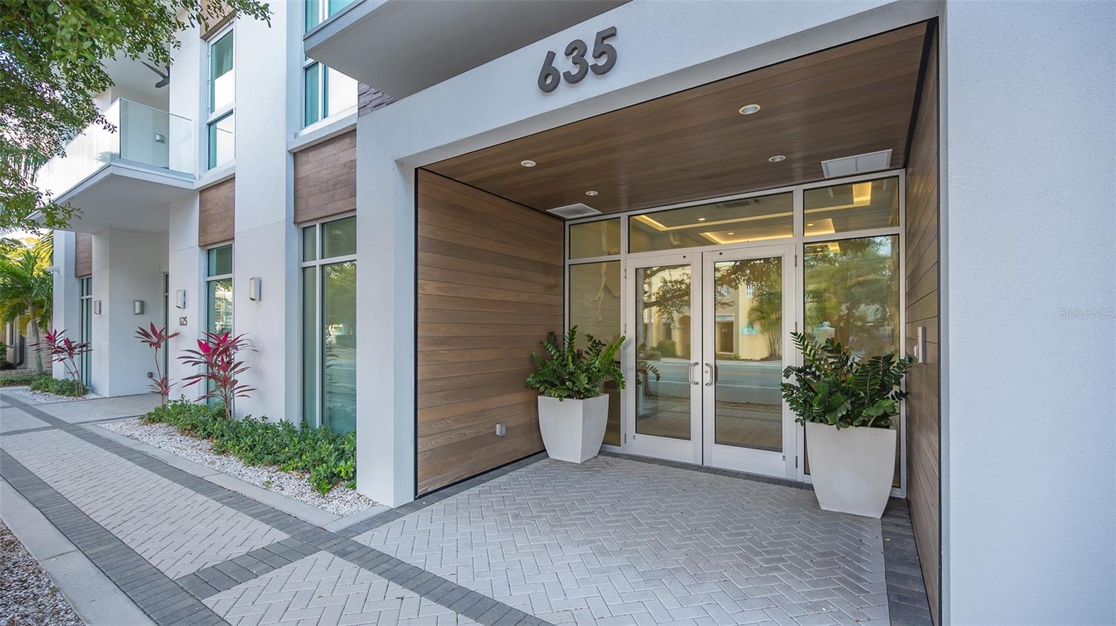 635 S Orange Ave #304 Property Photo 3