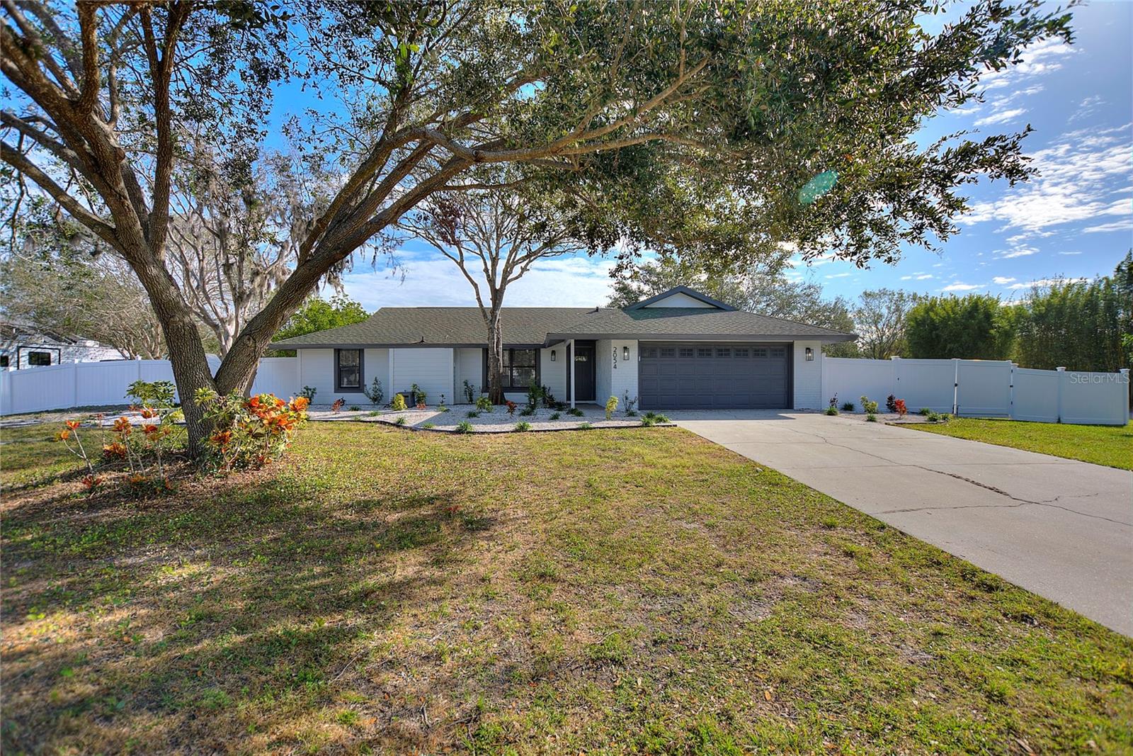 2054 Racimo Dr Property Photo 3