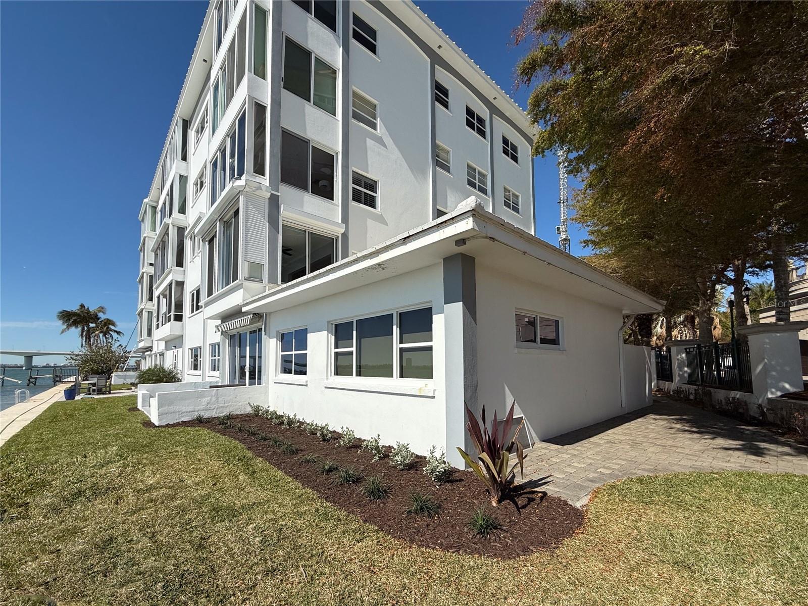 400 Golden Gate Pt #11 Property Photo 32