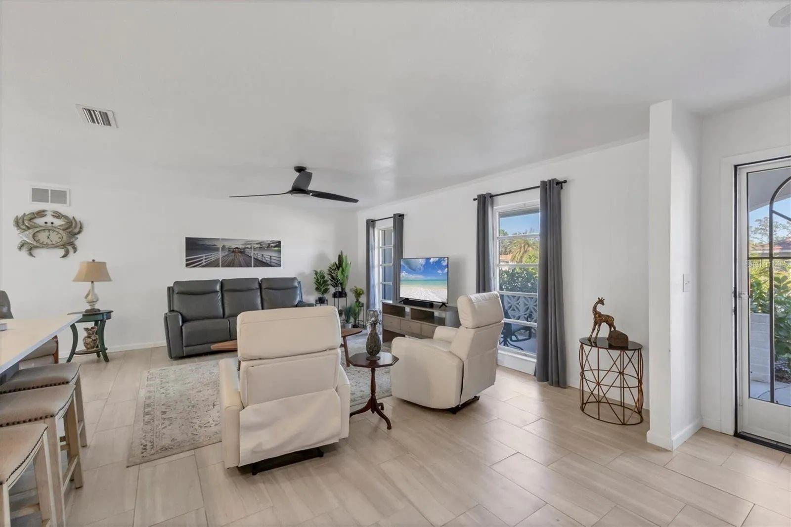 2410 Cass St Property Photo 5