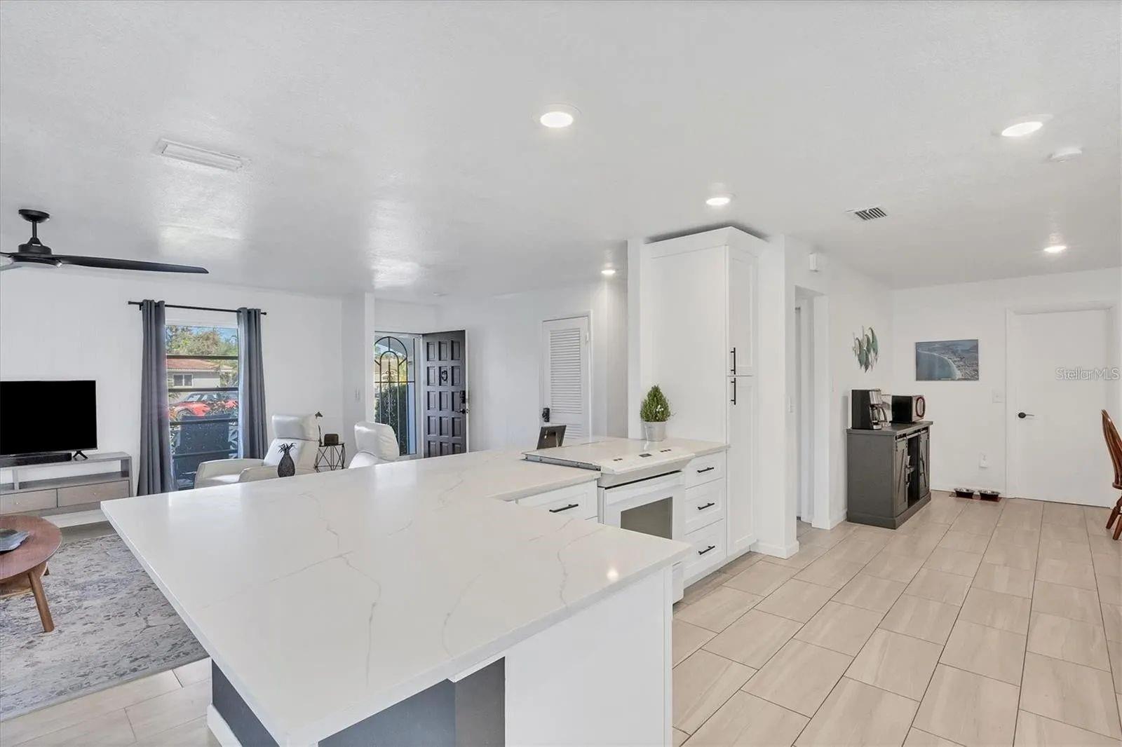 2410 Cass St Property Photo 8