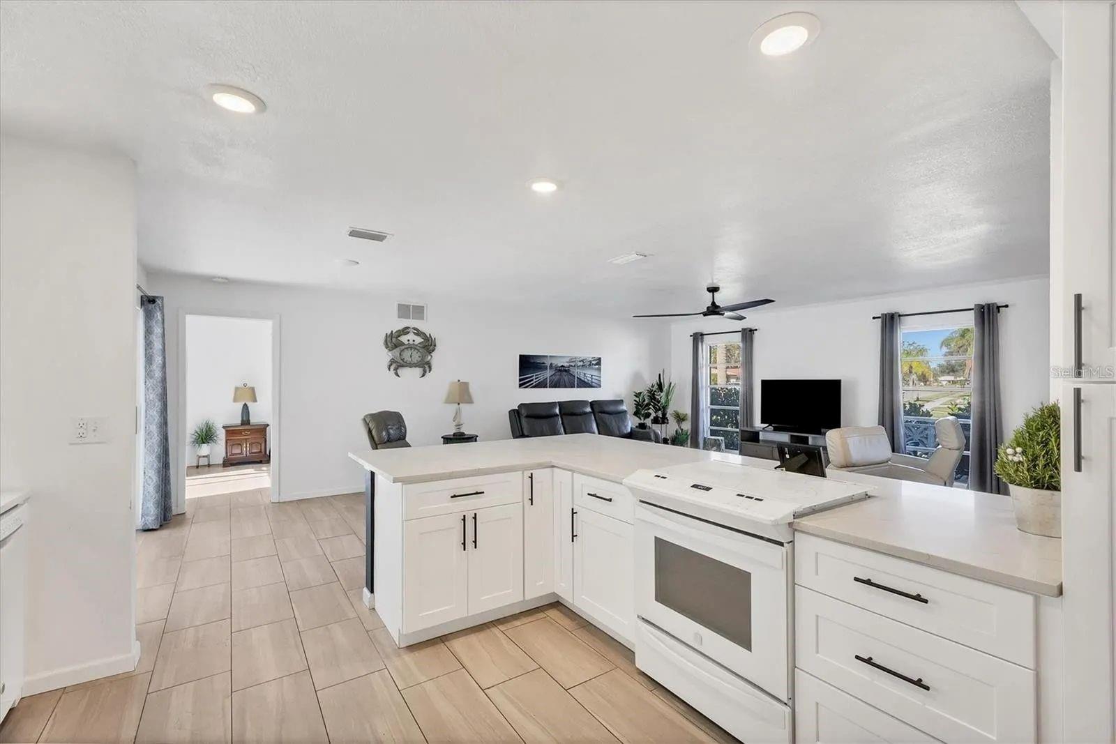 2410 Cass St Property Photo 11