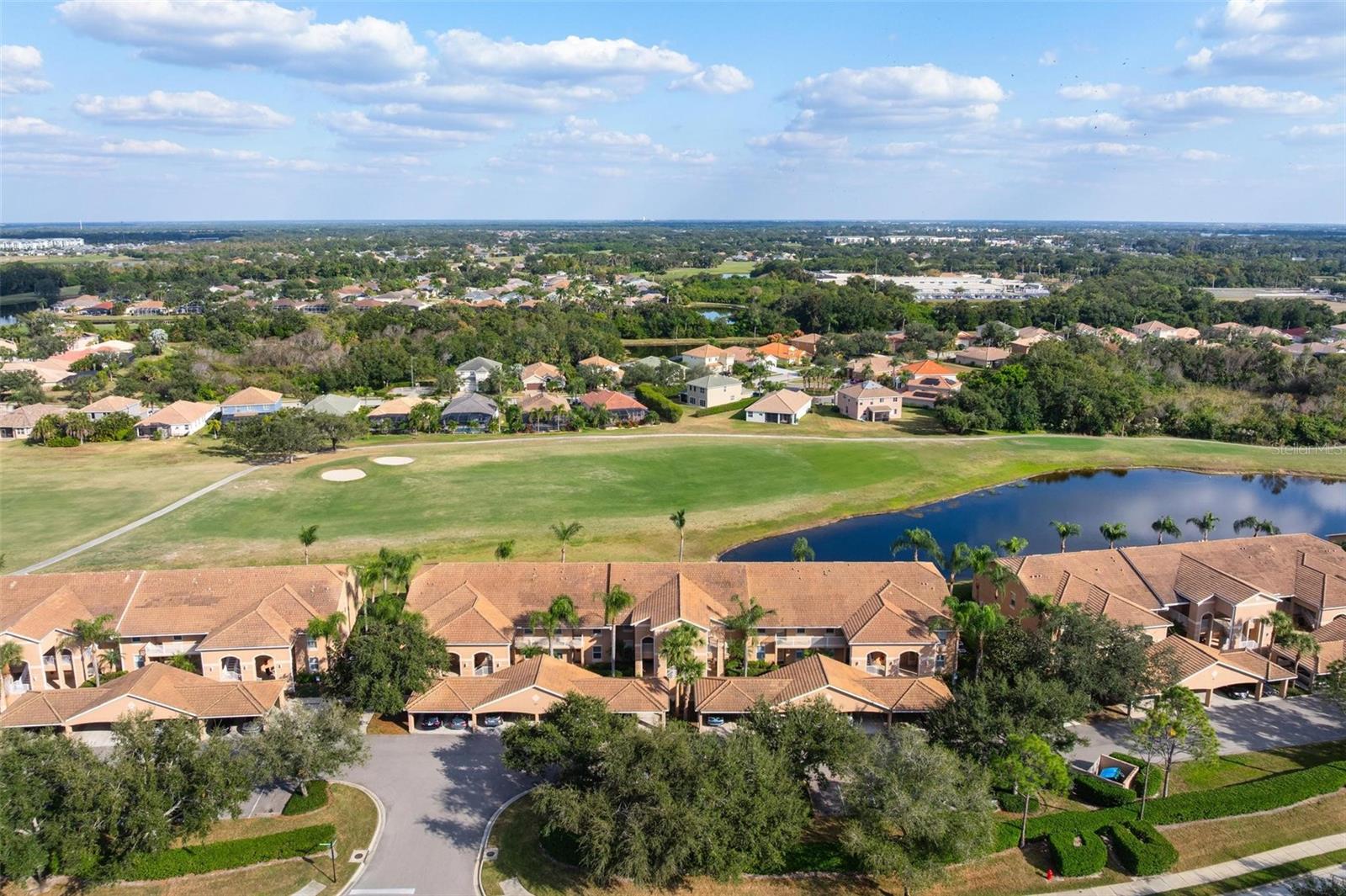 915 Fairwaycove Ln #204 Property Photo 2