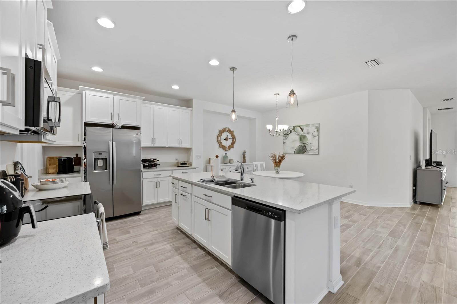 6081 Amberly Dr Property Photo 3