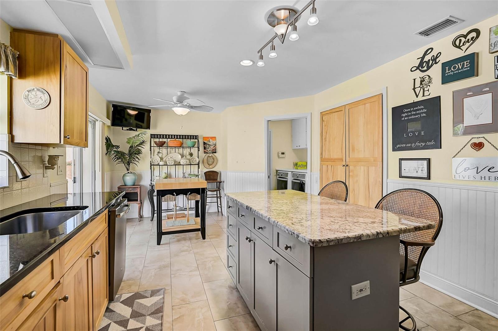 4041 Murfield Dr E Property Photo 8