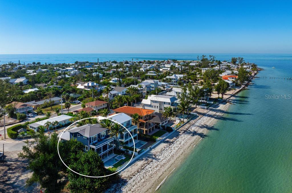 915 N Shore Dr Property Photo 1
