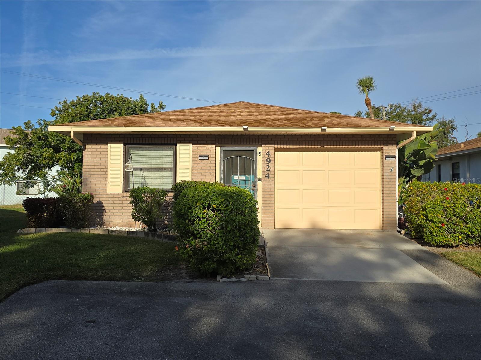 4924 LIVE OAK CIR #115
