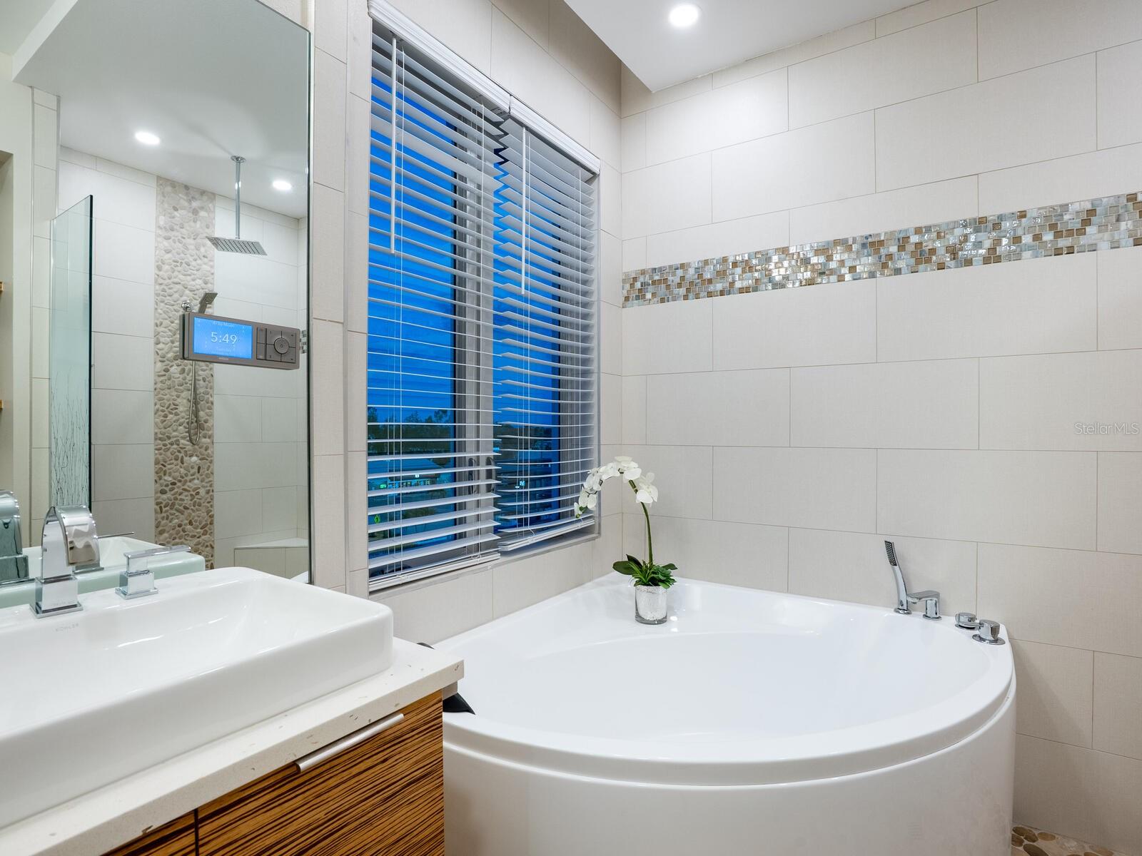 1140 Seaside Dr #301 & Penthouse Property Photo 13