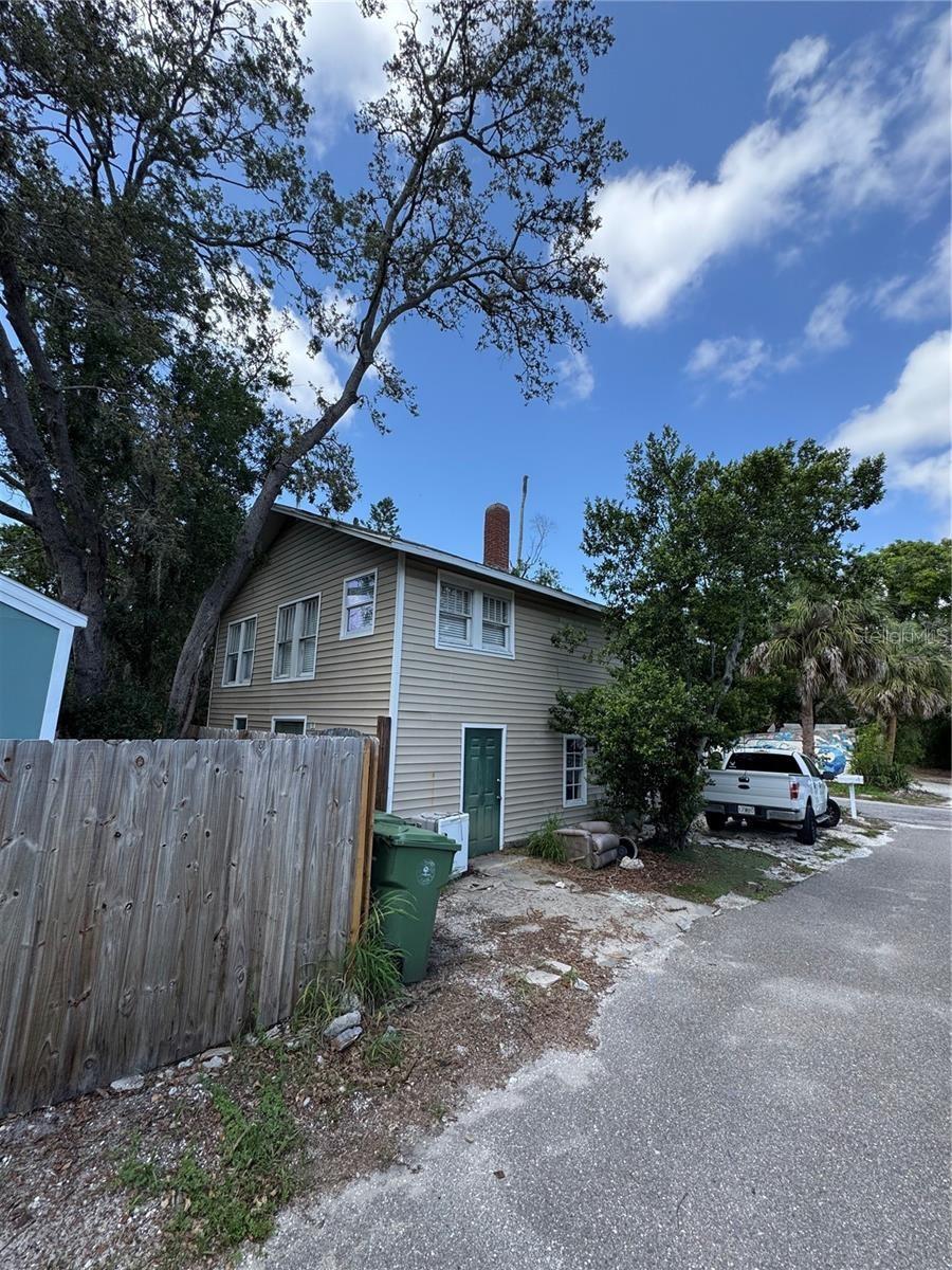 610 21st St W Property Photo 5