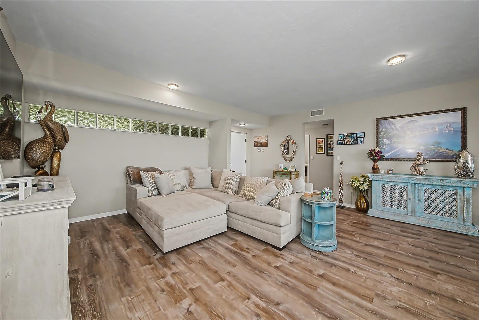 5408 Eagles Point Cir #302 Property Photo 5