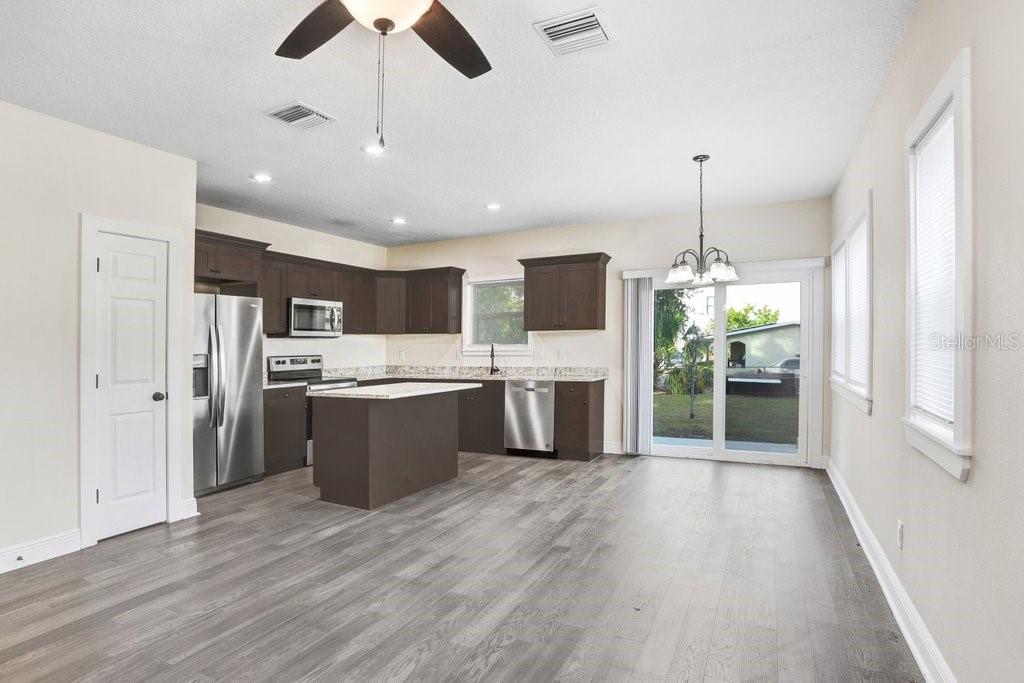 4209 W Woodlawn Ave #a Property Photo 6