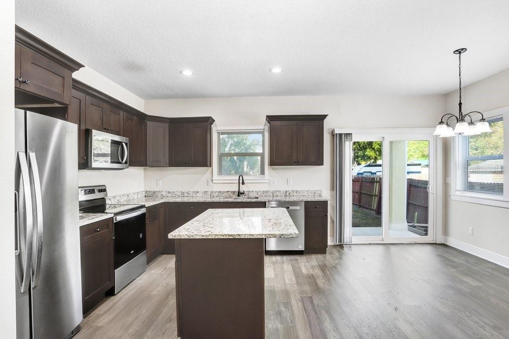4209 W Woodlawn Ave #a Property Photo 9