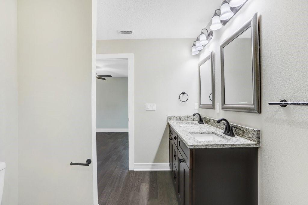 4209 W Woodlawn Ave #a Property Photo 16