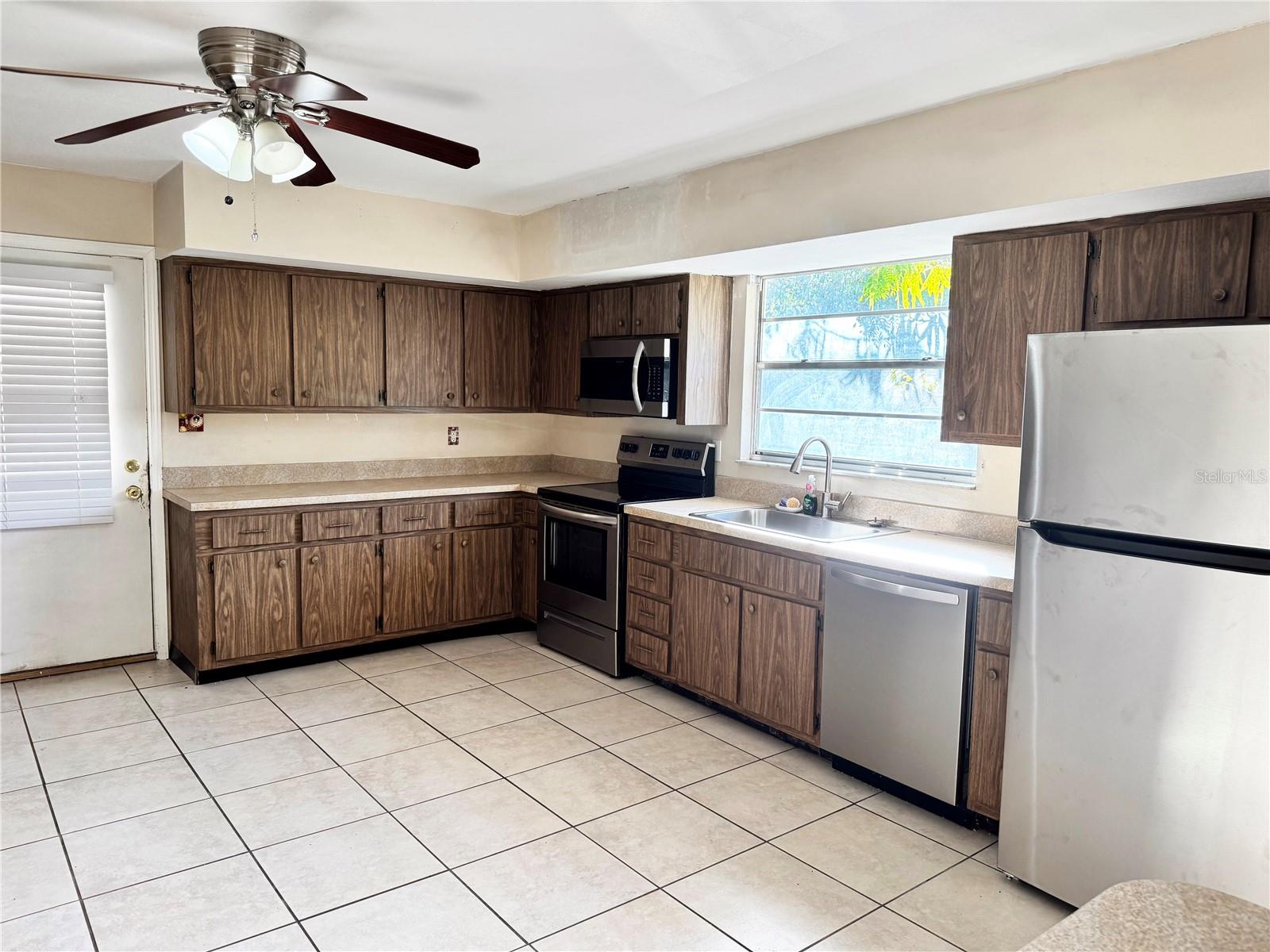 12438 Poem Ave Property Photo 4