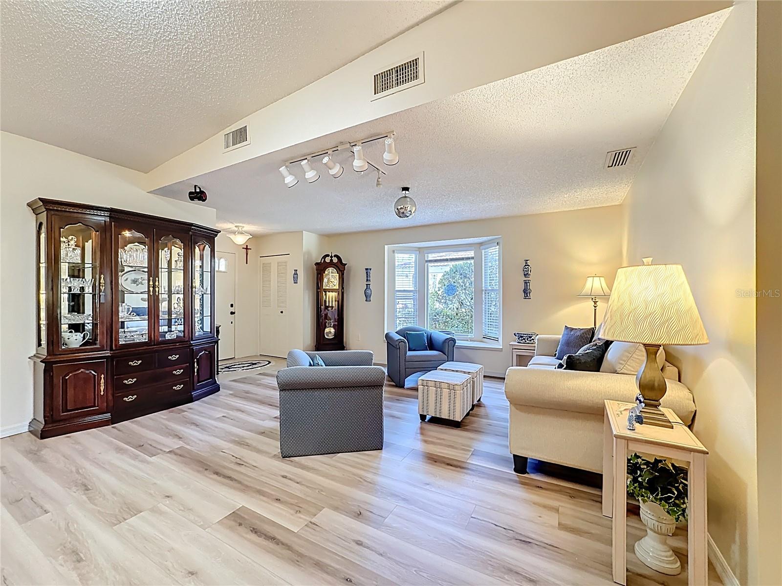 5611 Garden Lakes Dr Property Photo 8
