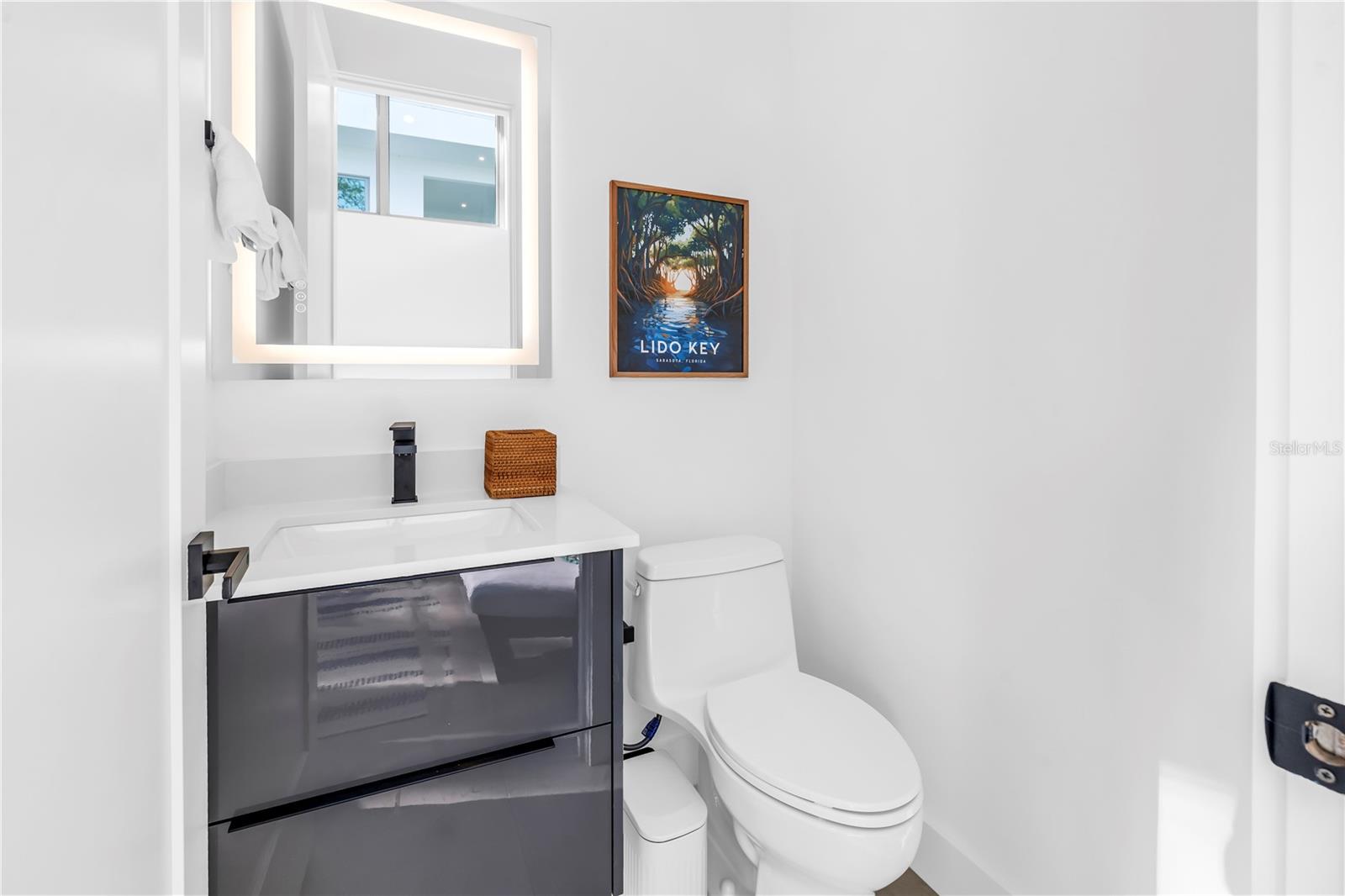 2564 Arlington St Property Photo 6