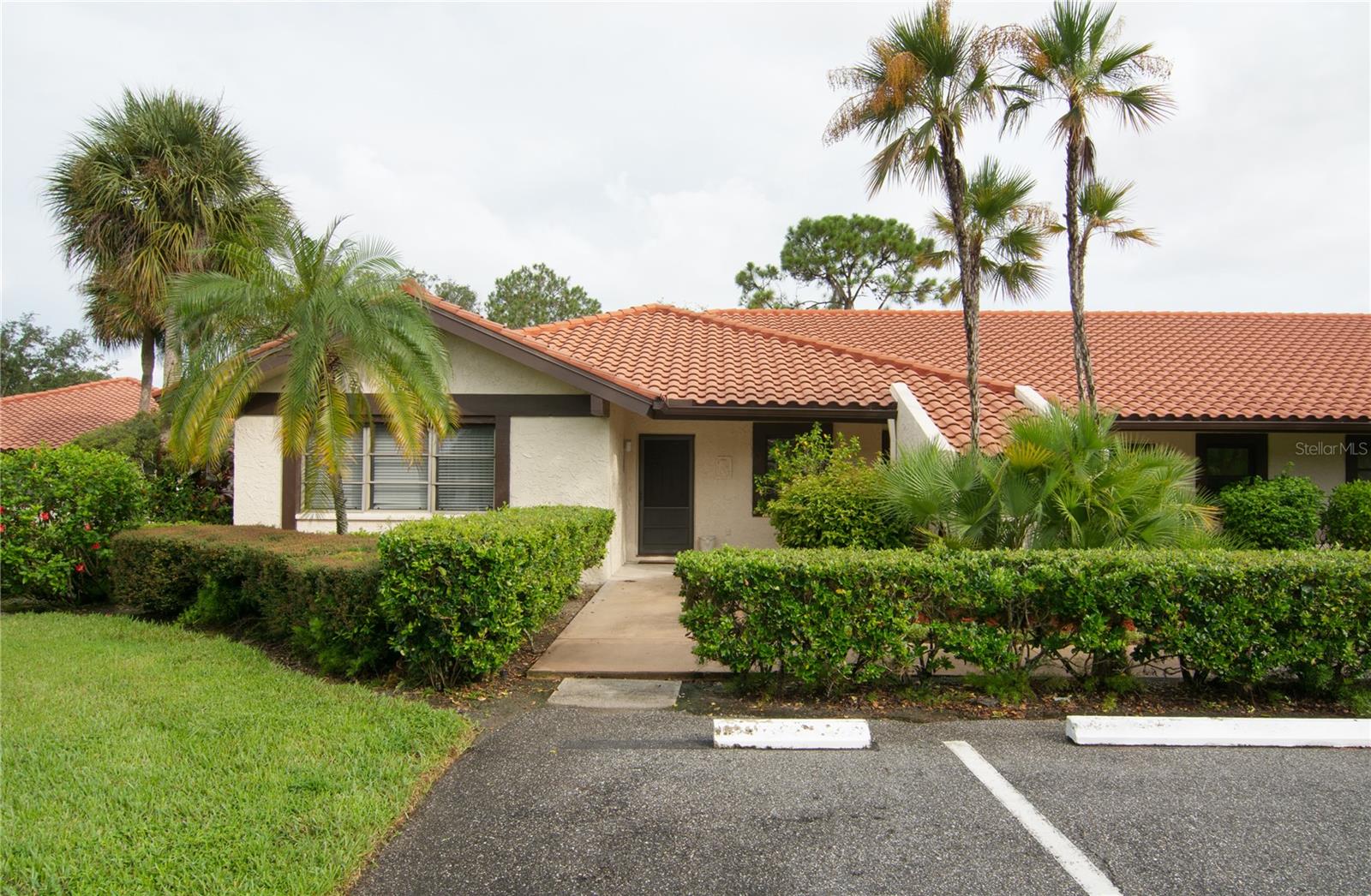5635 Golf Pointe Dr #101 Property Photo 1