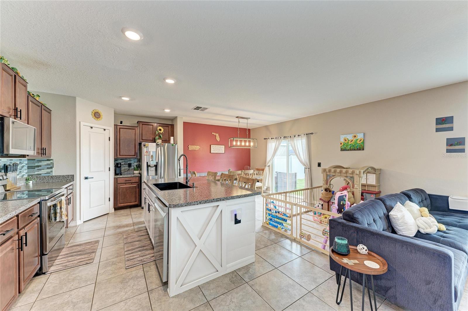 17112 Yellow Pine St Property Photo 17