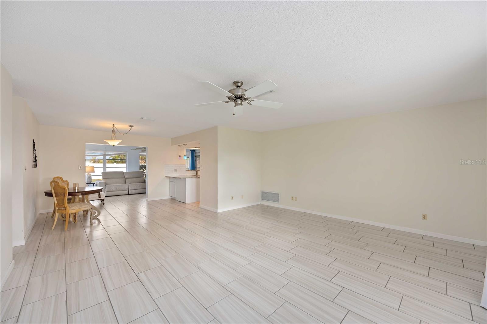 181 Sandhurst Dr Property Photo 6