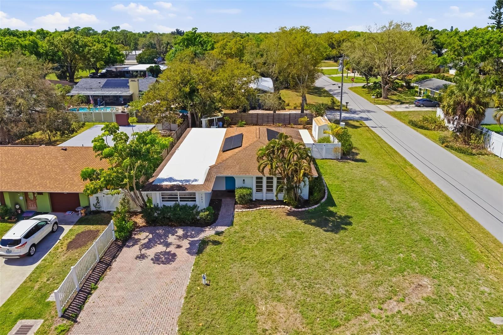 1097 Willis Ave Property Photo 1